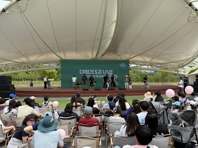 이날 축제의 주인공은 단연 반려견들이었다. 2일부터 3일까지 이틀간 열리는 ‘2026 포천 펫스타 봄 에디션’에는 개막 당일에만 1000여 마리의 반려견과 견주들이 찾아 지난해의 인기를 재현했다. 사진=박성용 기자