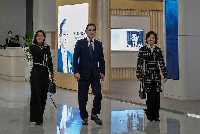 이재용 삼성전자 회장(사진 가운데)과 홍라희 전 삼성미술관 리움 관장, 이서현 삼성복지재단 이사장. 사진=삼성전자 제공