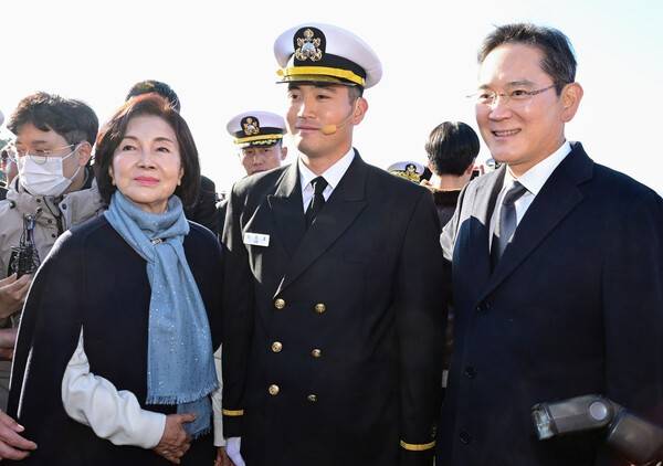 (왼쪽부터)홍라희 리움미술관 명예관장, 이지호 소위, 이재용 삼성전자 회장이 제139기 해군·해병대 사관후보생 수료 및 임관식에서 기념 사진을 찍고 있다. [사진=연합]