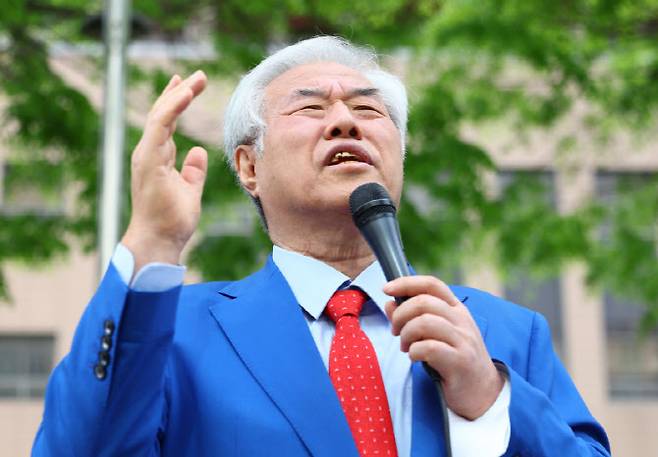 서울서부지법 난동 사태 배후로 지목돼 구속기소 뒤 보석으로 풀려난 전광훈 사랑제일교회 목사가 지난 17일 마포구 서울서부지법에서 열린 재판에 출석하기 앞서 법원 앞에서 발언하고 있다. (사진=뉴시스)