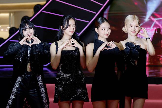 K팝 걸그룹 블랙핑크(BLACKPINK)의 리사, 지수, 제니, 로제가 지난 2024년 8월 9일 서울에서 열린 월드투어 영화 ‘본 핑크(Born Pink)’ 시사회에서 포즈를 취하고 있다. 이 행사는 그룹 데뷔 8주년을 기념해 열렸다. (사진=로이터)