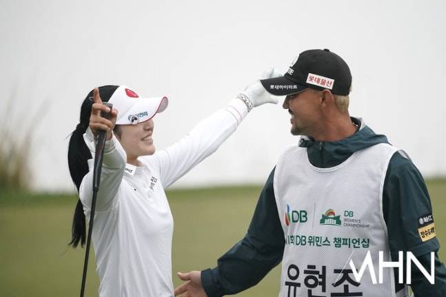 유현조가 3일 열린 KLPGA 투어 DB 위민스 챔피언십 최종라운드에서 우승을 확정한 후 장서원 캐디와 기뻐하고 있다.