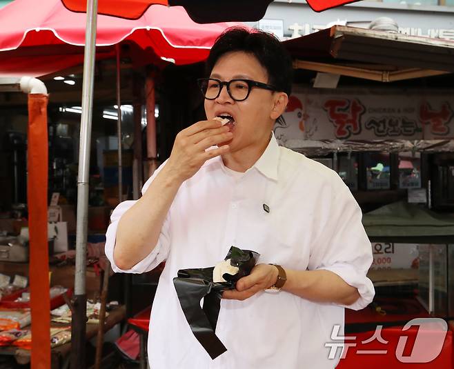한동훈 전 국민의힘 대표가 지난달 29일 오후 부산 북구 구포시장을 찾아 참외를 맛보고 있다. 2026.4.29 ⓒ 뉴스1 윤일지 기자
