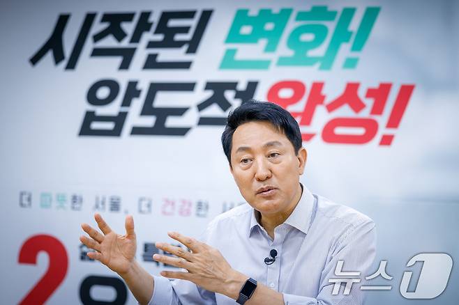 오세훈 국민의힘 서울시장 후보가 1일 서울 종로구 캠프에서 뉴스1과 인터뷰를 하고 있다. ⓒ 뉴스1 안은나 기자
