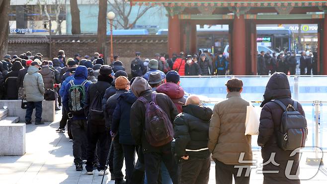 2일 서울 종로구 탑골공원에서 노인들이 한 단체가 운영하는 무료 도시락을 받기위해 줄서 있다.  2025.1.2 ⓒ 뉴스1 김명섭 기자