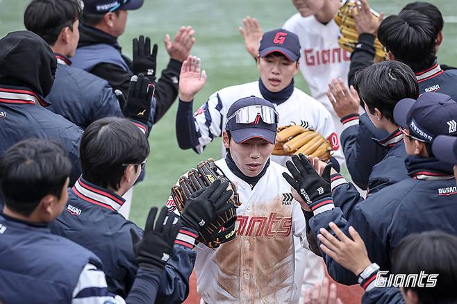 롯데 장두성이 12일 부산 사직구장에서 열린 2026 KBO리그 시범경기 KT전에서 동료들과 하이파이브를 나누고 있다. 사진 | 롯데 자이언츠