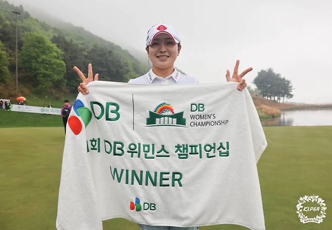 유현조가 3일 레인보우힐스CC에서 열린 KLPGA투어 DB 위민스 챔피언십에서 시즌 첫 승이자 통산 3승째를 따내고 포즈를 취하고 있다. 사진 | KLPGA