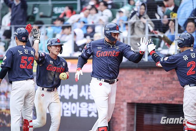 롯데 레이예스가 3일 인천SSG랜더스필드에서 열린 2026 KBO리그 SSG전에서 역전 스리런 홈런을 날린 뒤 동료들과 하이파이브를 나누고 있다. 사진 | 롯데 자이언츠