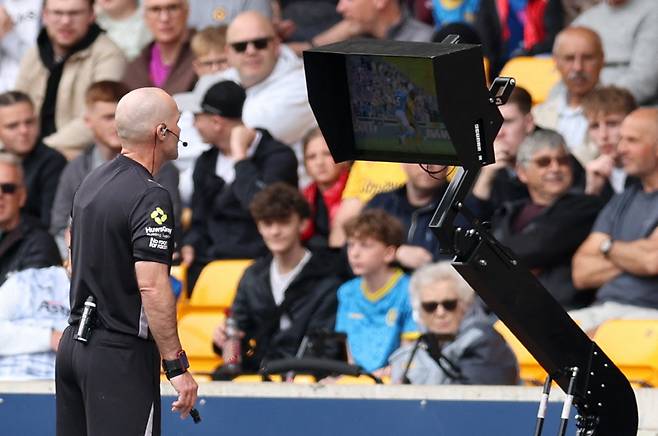 Soccer Football - Premier League - Wolverhampton Wanderers v Sunderland - Molineux Stadium, Wolverhampton, Britain - May 2, 2026 Referee Paul Tierney looks at a VAR screen before showing a red card to Sunderland's Daniel Ballard REUTERS

<저작권자(c) 연합뉴스, 무단 전재-재배포, AI 학습 및 활용 금지>