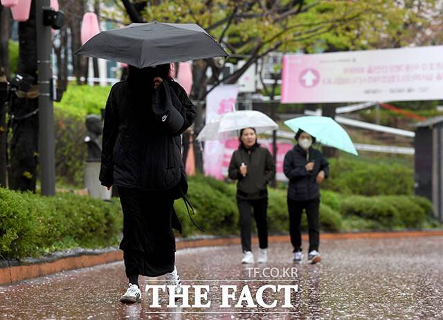 연휴 셋째 날인 3일 전국에 비가 내리며 낮 기온이 14~19도로 떨어지고 제주를 중심으로 강한 비와 바람이 예상된다. /박상민 기자
