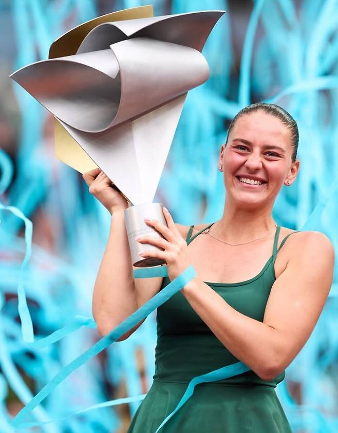 우크라이나 선수로는 처음 마드리드 WTA 1000 우승을 차지한 마르타 코스튜크. 출처 마드리드오픈 SNS