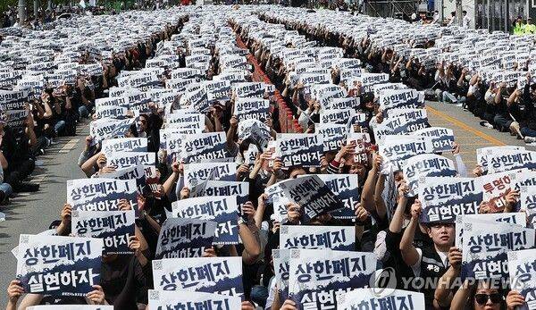 지난달 23일 경기도 평택시 삼성전자 평택캠퍼스 앞에서 열린 삼성전자 노동조합 공동투쟁본부의 ‘투명하게 바꾸고, 상한폐지 실현하자- 4/23 투쟁 결의대회’에서 조합원들이 구호를 외치고 있다. 연합뉴스