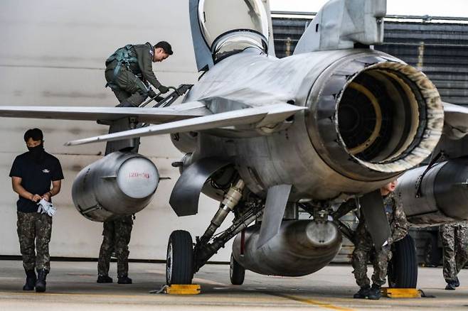 KF-16 전투기에 탑승하고 있는 조종사. 연합뉴스