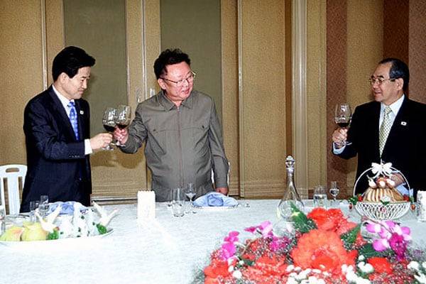 2005년 6월 17일 평양에서 정동영 통일부 장관이 김정일 북한 국방위원장을 단독 면담했다. 임동원 전 통일부 장관(맨 오른쪽)이 정 장관과 김위원장의 식사에 배석해 건배하고 있다./통일부