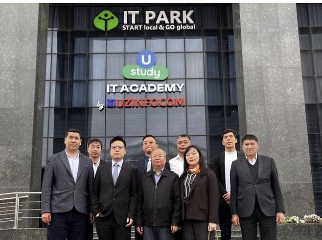 우즈베키스탄 디지털기술부 산하 국가 기관인 'IT 파크 우즈베키스탄(IT Park Uzbekistan)' 을 방문한 대만 KCT 관계자와 현지 관계자들이 기념 촬영을 한 모습/IT파크 우즈베키스탄 캡처