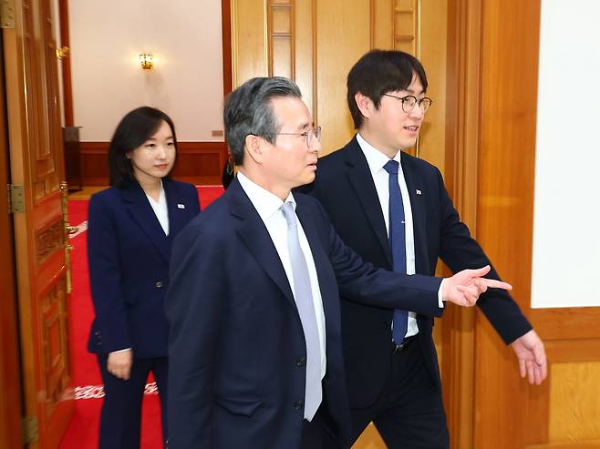 김용범 청와대 정책실장과 하정우 AI미래기획수석(오른쪽), 전은수 대변인(왼쪽)이 지난달 27일 청와대 안에서 회의실로 함께 이동하고 있다./뉴시스