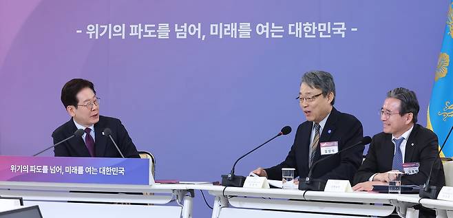 이재명 대통령이 지난달 9일 청와대에서 열린 국민경제자문회의 제1차 전체 회의에서 김성식 부의장(가운데)과 대화하고 있다. 오른쪽은 김용범 정책실장./연합뉴스