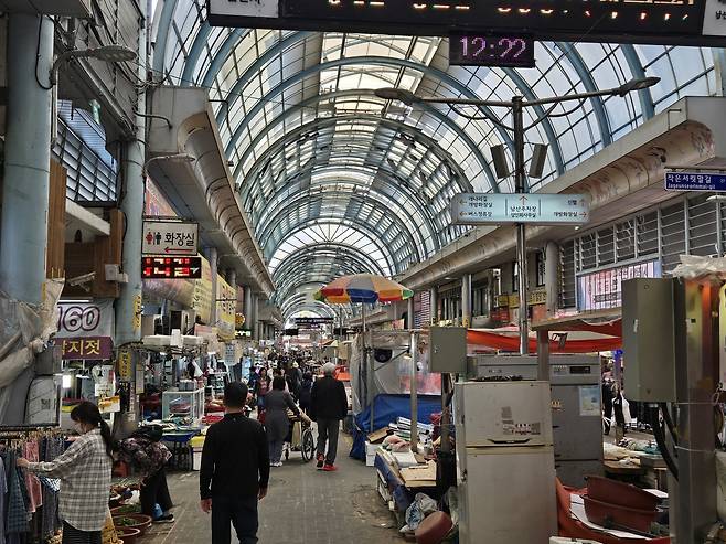 지난달 30일 오후 천안시 동남구 사직동 천안중앙시장에서 시민들의 발걸음이 이어지고 있다. 박하늘 기자