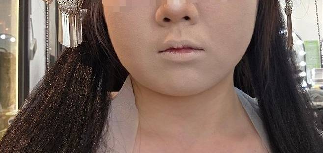 자리에 앉자마자 베이스 메이크업이 곧바로 시작됐다. 두껍게 올라간 베이스로 얼굴 톤이 급격히 밝아지며 마치 공포영화 ‘주온’의 ‘토시오’를 떠올리게 할 정도로 새하얗게 변했다. 입술 색과 눈썹도 거의 지워진 듯 옅어졌다.ⓒ데일리안 남가희 기자