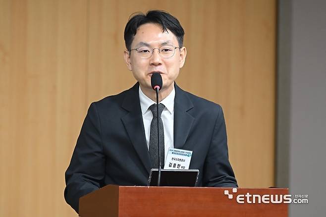 2026 기후테크이니셔티브 1차 토론회가 30일 서울 여의도 국회 의원회관에서 열렸다. 김충한 한국수자원공사 부장이 '스마트시티를 넘어 기후도시로'를 주제로 발제하고 있다. 이동근기자 foto@etnews.com