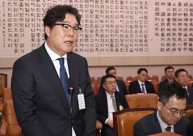 김성태 전 쌍방울 그룹 회장이 4월 28일 국회에서 열린 국정조사특별위원회 전체회의에 출석해 의원의 질문에 답변하고 있다. 윤운식 선임기자 yws@hani.co.kr