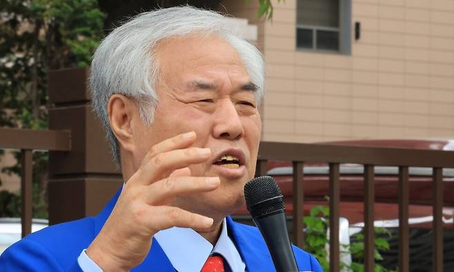 서울서부지법 난동 사태 배후로 지목돼 구속기소 뒤 보석으로 풀려난 전광훈 사랑제일교회 목사가 지난 4월17일 서울 마포구 서울서부지법에서 열린 재판에 출석하기 앞서 법원 앞에서 발언하고 있다. 연합뉴스
