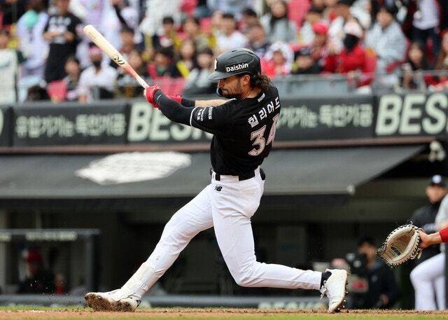 케이티(KT) 위즈 샘 힐리어드가 3일 광주 기아 챔피언스필드에서 열린 2026 KBO리그 기아(KIA) 타이거즈와 경기에서 5회초 3점 홈런을 치고 있다. 연합뉴스