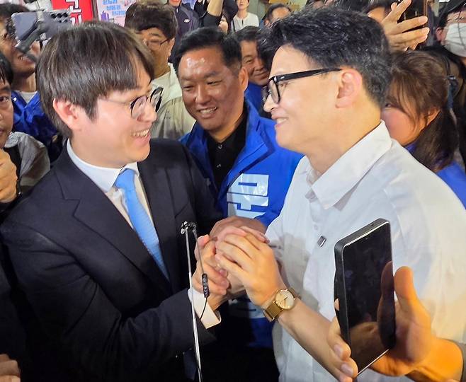 ６·3 지방선거와 함께 치러지는 부산 북갑 보궐선거에 출마하는 하정우 전 청와대 AI수석과 한동훈 전 국민의힘 대표가 4월 29일 오후 부산 북구 구포시장에서 유세를 펼치던 중 만나 인사하고 있다. 연합뉴스