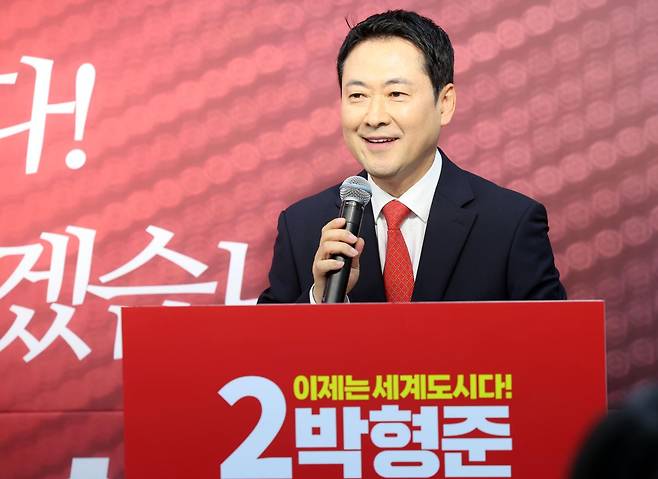 장동혁 국민의힘 대표가 2일 부산 부산진구의 한 건물에서 열린 박형준 부산시장 후보 선거사무실 개소식에 참석, 축사를 하고 있다. 뉴시스