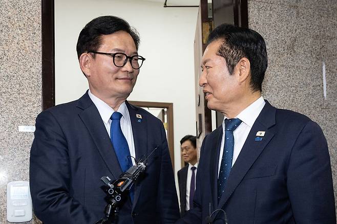 정청래 민주당 대표가 3월 5일 여의도 국회에서 송영길 전 대표와 면담을 마치고 배웅하고 있다. 뉴스1