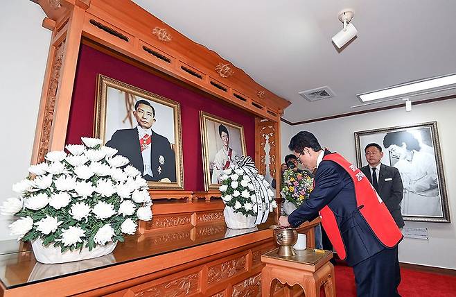지난달 13일 이철우 국민의힘 경북지사 예비후보가 경북 구미시 박정희 전 대통령 생가를 방문해 참배하고 있다. 사진 이철우 예비후보