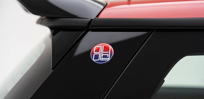 미니코리아가 2025년 창립 20주년을 맞아 태극무늬와 한글을 사용해 만든 엠블럼. 사진 BMW코리아