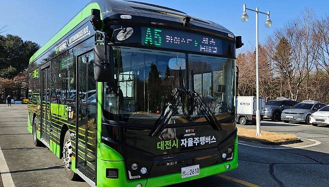 대전시와 한국전자통신연구원(ETRI)이 도입한 자율주행버스가 4일부터 유료화한다. 자율주행 버스는 '한국과학기술원(KAIST)~신세계백화점~대덕고~하나아파트~반석역~세종터미널' 구간을 달린다. 김방현 기자