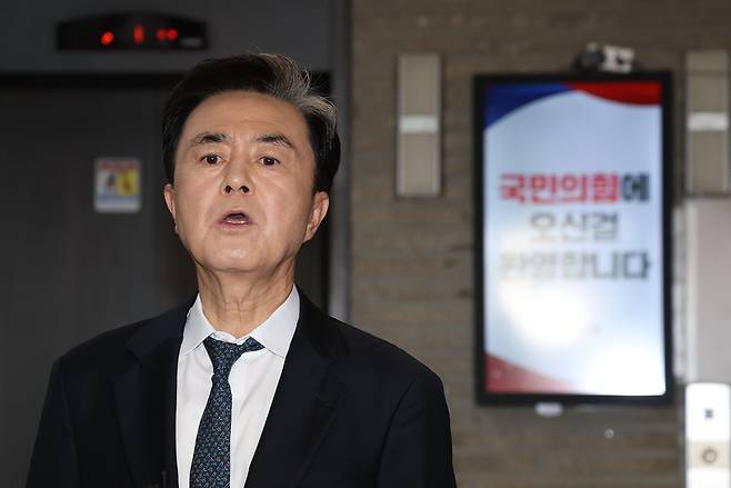 김태흠 충남지사가 13일 서울 여의도 국민의힘 중앙당사에서 열린 공천 면접심사를 마치고 취재진의 질의에 답변하고 있다. 뉴스1