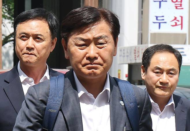 김관영 전북지사가 지난달 30일 12·3 비상계엄 당시 '전북도청 폐쇄 의혹'과 관련해 피의자 조사를 받기 위해 경기 과천 2차 종합특검 사무실로 출석하고 있다. 뉴스1