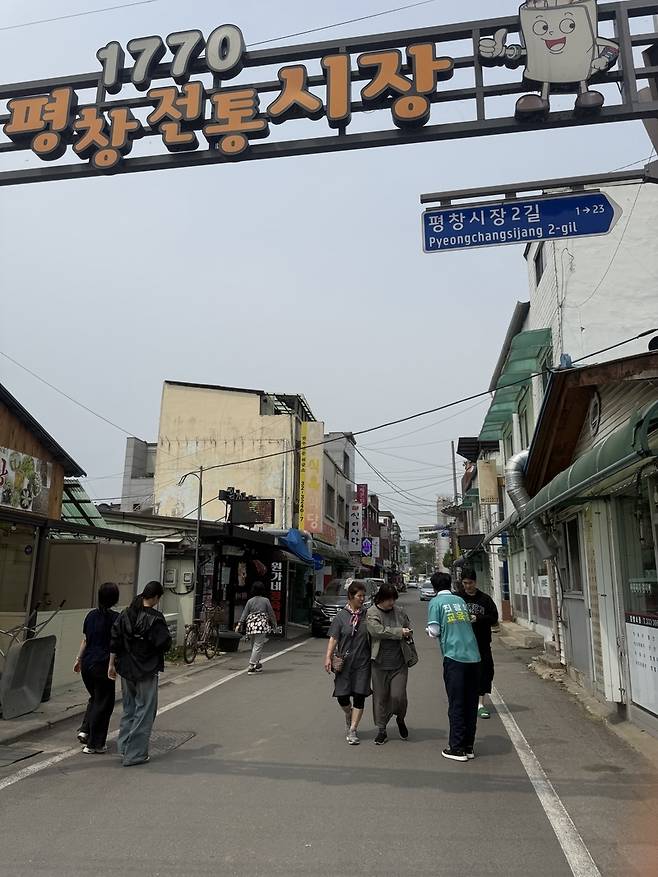 ▲ 최광익 강원도교육감 예비후보는 2일 평창 전통시장을 방문해 선거운동을 진행했다.