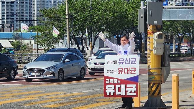 ▲ 유대균 강원도교육감 예비후보는 30일 원주 일원에서 시민들을 대상으로 길거리 인사를 진행했다.