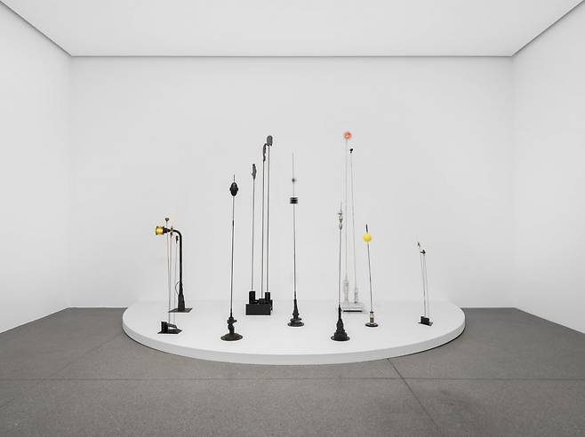 타키스의 '시그널' 연작 설치 전경. © Nam June Paik Estate, © Takis Foundation/ADAGP, Paris and DACS, London 2026.
Photo © White Cube (Jeon Byung Cheol)