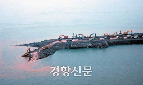 대법원판결로 새만금 사업의 진행이 최종 확정된 2006년 3월 16일 새만금 제2공구 현장에 차들이 부지런히 흙을 실어나르며 본격 진행될 방조제 개방구간(2.7㎞)에 대한 물막이 공사를 준비하고 있다. 김정근 선임기자