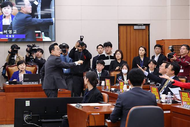 지난달 30일 열린 윤석열 정권 정치검찰 조작기소 의혹 사건 진상규명 국정조사특위에서 여야 의원들이 서로를 가리키고 있다. 박민규 선임기자