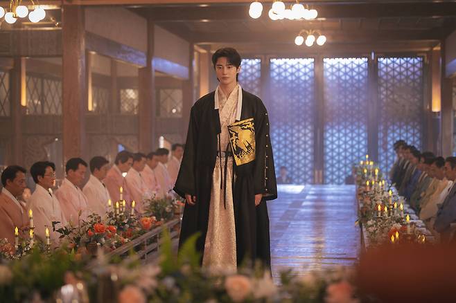 Byeon Woo-seok, as Prince I-an, wears cheollik with modern touches in the romantic comedy series ″Perfect Crown.″ [MBC]