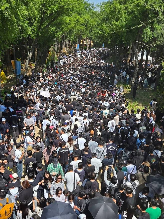 Visitors crowd the Seongsu-dong neighborhood in eastern Seoul on May 1. [SCREEN CAPTURE]