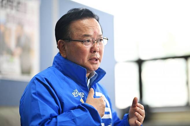 김부겸 더불어민주당 대구시장 후보가 지난 1일 대구광역시 달서구 선거사무실에서 국민일보와 만나 인터뷰하고 있다. 윤웅 기자