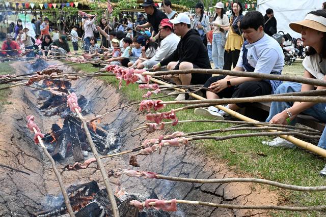 2일 연천 전곡리 유적지 일대에서 열린 '제33회 연천구석기축제'에서 구석기 바베큐 체험이 큰 인기를 끌고 있다. 김시범기자