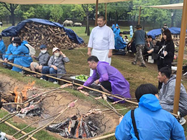 흑백요리사에 출연한 김병묵 셰프가 바비큐존에 있는 사람들에게 연천 청산오이와 바비큐 시즈닝을 나눠주고 있다. 손종욱기자