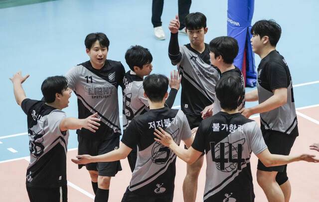 3일 명지대 체육관에서 ‘2026 제18회 용인특례시 경기일보 전국 남·여 생활체육 배구대회' 남자 종합부 결승이 진행 중인 가운데 '스포트라이트'가 'PVC'를 상대로 경기를 이어가고 있다. 홍기웅기자