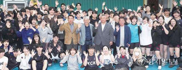 최종식 경기일보 기획이사, 최정필 용인시배구협회장 등이 참가 선수들과 기념촬영을 하고 있다. 홍기웅기자