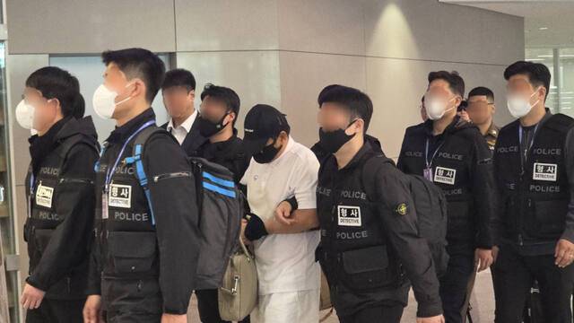 박왕열에게 마약을 공급한 혐의의 50대 남성 최모씨(사진)가 태국에서 검거된 뒤 지난 1일 인천국제공항을 통해 국내로 송환되고 있다. 경기일보DB