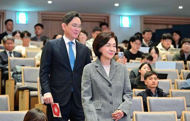 이재용 삼성전자 회장, 홍라희 리움미술관 명예관장(오른쪽)이 2024년 10월 서울 종로구 서울대어린이병원 CJ홀에서 열린 '함께 희망을 열다, 미래를 열다' 행사에 참석하고 있다.  삼성