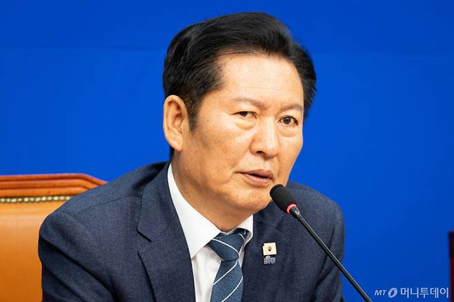 (서울=뉴스1) 유승관 기자 = 정청래 더불어민주당 대표가 30일 서울 여의도 국회에서 열린 '착!붙 공약 프로젝트' 16호·17호·18호·19호 공약 발표에 참석해 모두 발언을 하고 있다. 2026.4.30/뉴스1  Copyright (C) 뉴스1. All rights reserved. 무단 전재 및 재배포,  AI학습 이용 금지. /사진=(서울=뉴스1) 유승관 기자